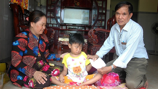 Ông Ba Trí tặng quà cho em Nguyễn Dạ Như Thảo ở ấp Thạnh Hòa, xã Thạnh Phong.