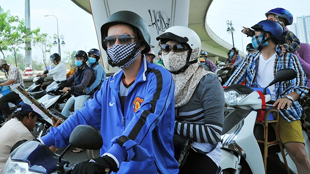 Lượng khí độc phát thải từ động cơ phương tiện giao thông đang làm ảnh hưởng nghiêm trọng chất lượng không khí và môi trường. Ảnh: HẢI ANH