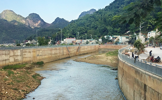 Dự án kè suối Nậm La đang hoàn thành các hạng mục chính.