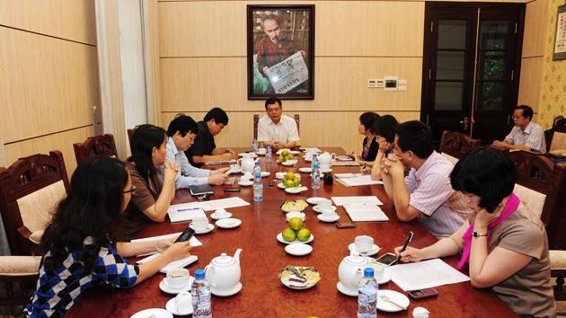 Các nhà báo trao đổi về phản biện xã hội trên báo chí. (Ảnh: Trần Hải)