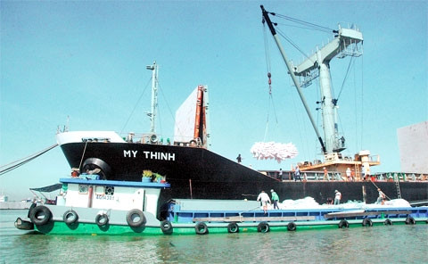 Bốc dỡ hàng trên tàu.