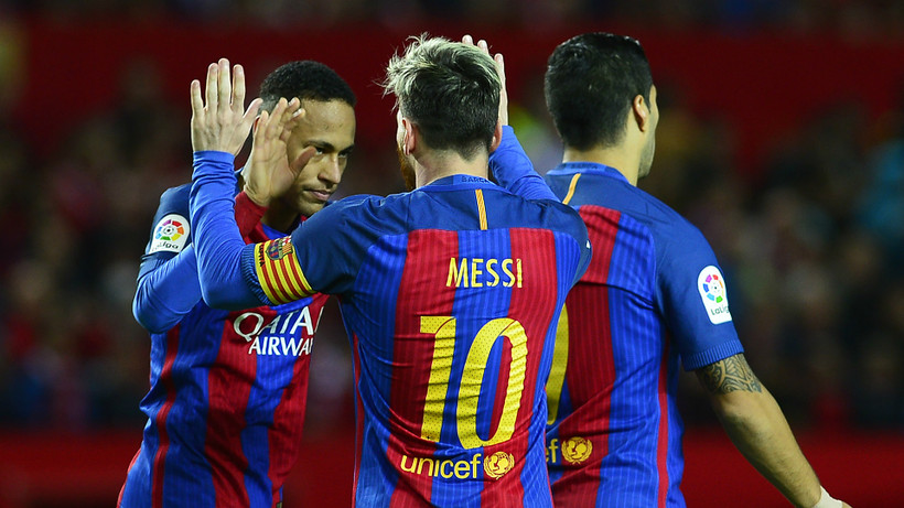 Lionel Messi ăn mừng bàn thắng thứ 500 của mình cho Barca với người kiến tạo Neymar. Ảnh: Goal