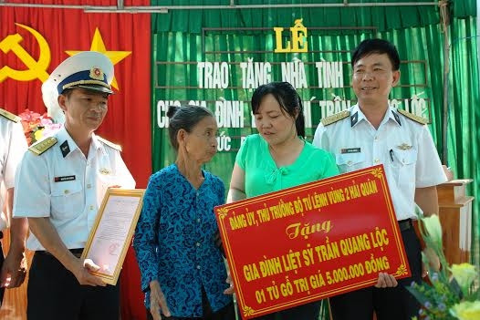 Bộ Tư lệnh Vùng 2 Hải quân tặng quà cho gia đình liệt sĩ đặc công hải quân Trần Quang Lộc. 