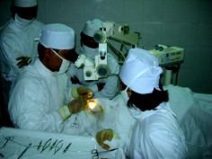 Bác sĩ Viện Mắt T.Ư thực hiện phẫu thuật.