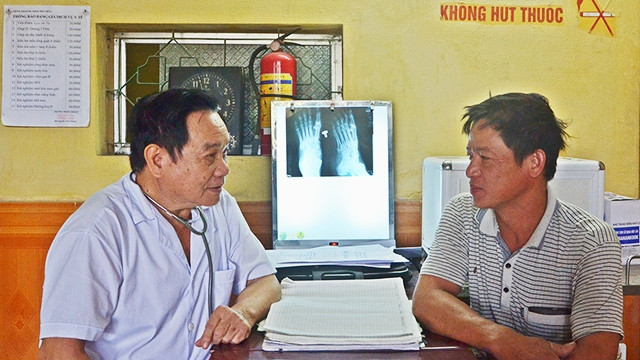 Bác sĩ Nguyễn Chiến trao đổi tình hình sức khỏe với bệnh nhân.