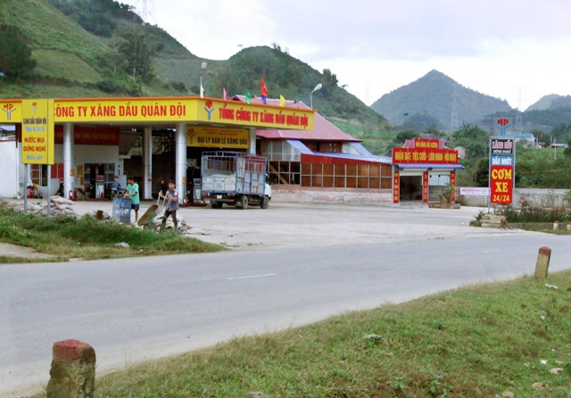 Cửa hàng xăng dầu của Công ty TNHH Bắc Hương tại bản Bó Nhàng II, xã Lóng Luông, huyện Vân Hồ (Sơn La) xây dựng vi phạm quy định đấu nối đường dẫn giao thông.
