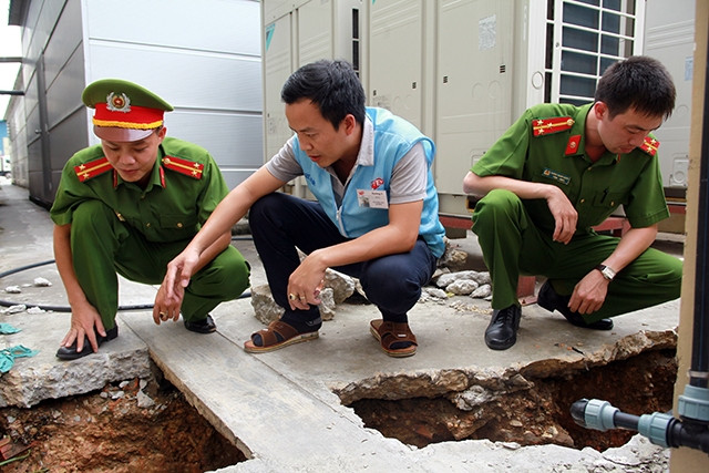 Công an huyện Việt Yên (Bắc Giang) dựng lại hiện trường vụ đào hầm trộm cắp tài sản tại Khu công nghiệp Quang Châu.