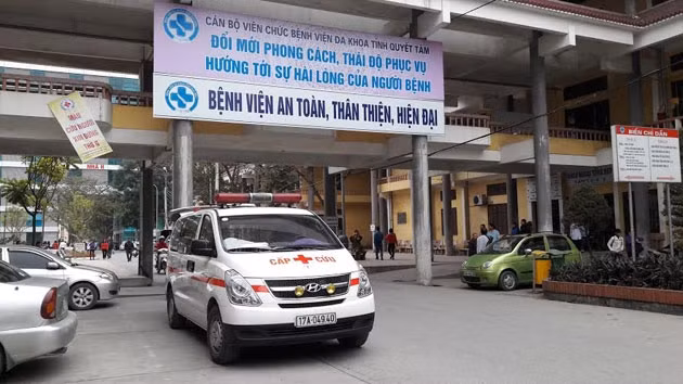 Xe vận chuyển cấp cứu không phép đậu đỗ chềnh ềnh ngay trong khuôn viên Bệnh viện Đa khoa tỉnh Thái Bình.