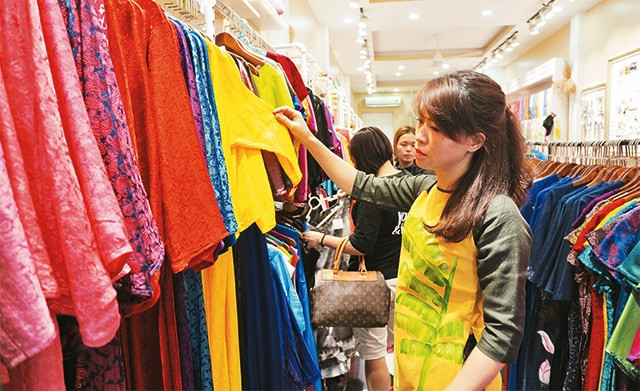Khách tham quan mua hàng tại Tuần Văn hóa du lịch - thương mại làng nghề Vạn Phúc.