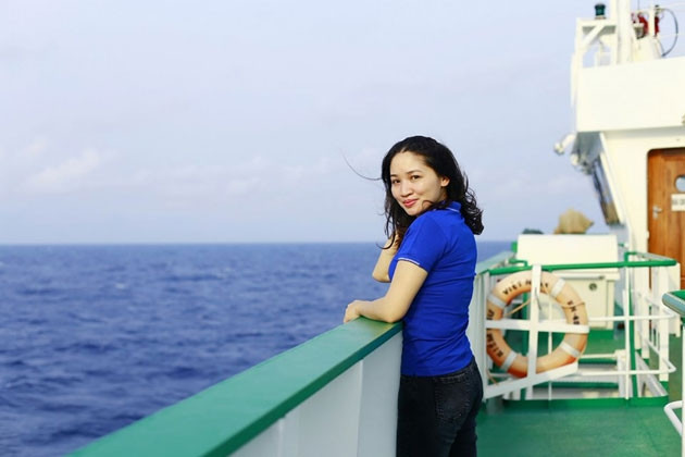 Tác giả Lữ Mai trong chuyến đi công tác Trường Sa. Ảnh: Lữ Mai cung cấp.