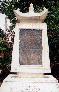 Bia mộ nhà thơ Nguyễn Đình Chiểu