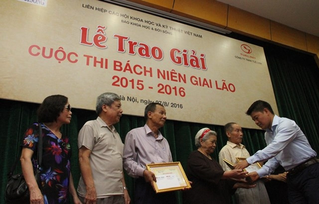Ban tổ chức trao giải cho các nhân vật.