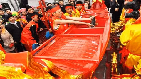 Đưa cá vào kiệu rước về đền Thiên Trường. (Ảnh: dantri.com.vn)