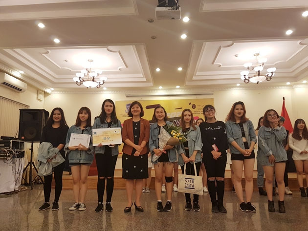 Nhóm nhảy giành giải nhất.