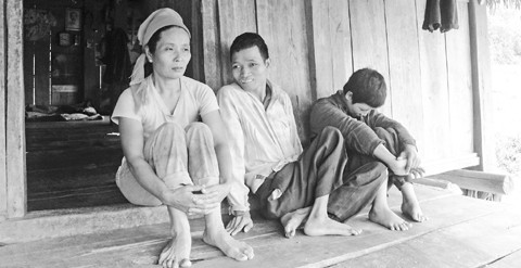 Hai người con đã bằng đầu bằng cổ của Săng không thể làm bất cứ việc gì ngoài ăn và ngồi chái nhà nhìn xuống đường xem người qua lại.