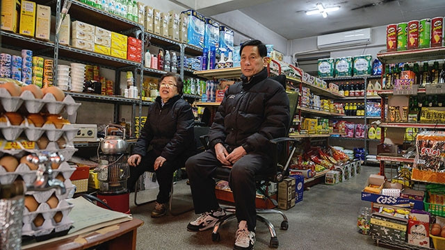 Vợ chồng chủ siêu thị Doijissal. Ảnh: CNN