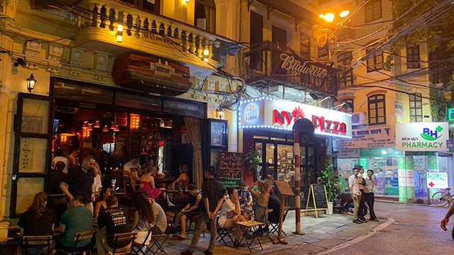 Ở khu vực phố cổ, một số hàng quán vẫn đón khách dẫu đã quá giờ quy định.