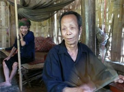 Thầy mo Mùng Văn Lủ đang nói
“lời tiên tri” của hòn đá thiêng.