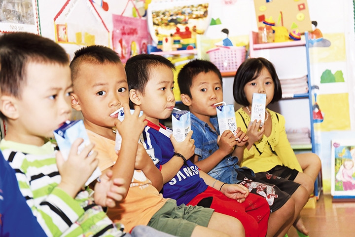 Trẻ em uống sữa TH True milk của Chương trình Sữa học đường quốc gia.