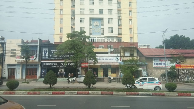 Trường đại học Y - Dược Thái Nguyên muốn mở cổng chính vào trường, nhưng mười năm qua vẫn chưa giải phóng được mặt bằng đất của mình.