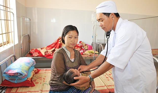 Khám bệnh cho trẻ em vùng khó khăn tại huyện Đác G’long (Đác Nông). Ảnh: NGUYỄN ĐĂNG
