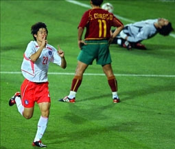 Sự vắng mặt đáng tiếc
của Park Ji-sung (trái).