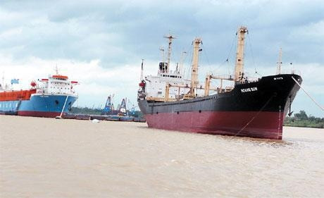 Cảng Hải Phòng thường xuyên có tàu lớn ra vào, neo đậu đã được trang bị hệ thống AIS.