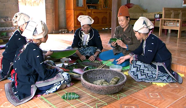 Những phụ nữ trong gia đình chuẩn bị gói bánh chưng cúng Tết.