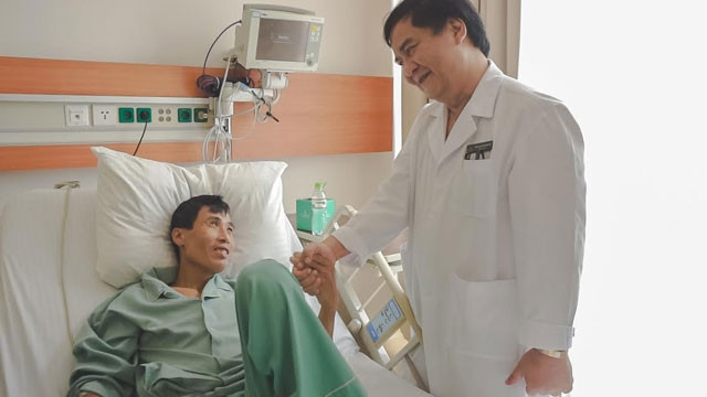 GS Bùi Đức Phú thăm anh Hoàng Trung Kiên (người hiến tạng).