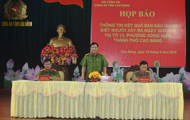 Đại tá Nông Minh Đức, Phó Giám đốc Công an tỉnh Cao Bằng cung cấp thông tin vụ trọng án cho cơ quan báo chí.