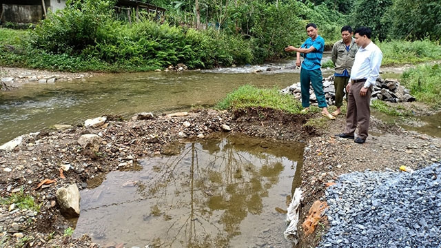 Người dân thôn Kéo Nàng cho rằng có thể nguồn nước mặt chảy qua thôn cũng đã nhiễm chì. 