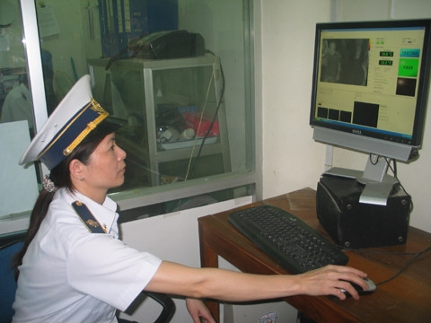 Cán bộ y tế Trung tâm Kiểm dịch y tế quốc tế Lạng Sơn kiểm tra thân nhiệt khách xuất nhập cảnh tại cửa khẩu Hữu Nghị (Lạng Sơn). Ảnh: HÙNG TRÁNG