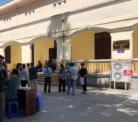 Một số phụ huynh tại điểm tuyển sinh của Trường THPT Đào Duy Từ sáng 29-6 (Ảnh: THÙY LINH)