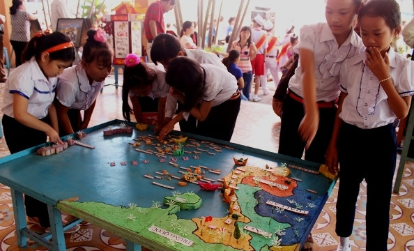 Các em thích thú với mô hình về đất nước.