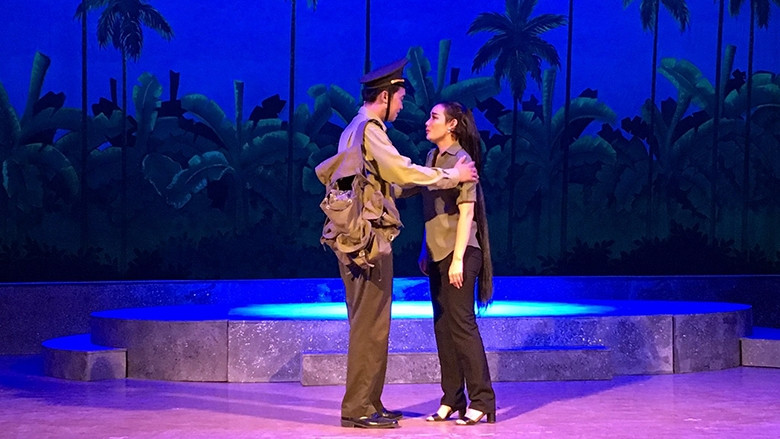 Cảnh trong vở Rừng gọi tên anh (NSND Giang Mạnh Hà dàn dựng cho Nhà hát nghệ thuật truyền thống Ðồng Nai).