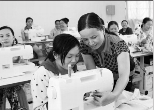 Dạy nghề cho lao động nông thôn huyện Thới Lai (TP Cần Thơ).                                    Ảnh: NGUYỄN LÊ