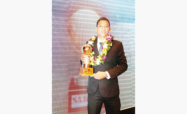 Anh Đức nhận Quả bóng vàng Việt Nam 2015. 