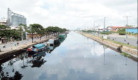 Khu vực Bến Bình Ðông dọc đại lộ Ðông - Tây.