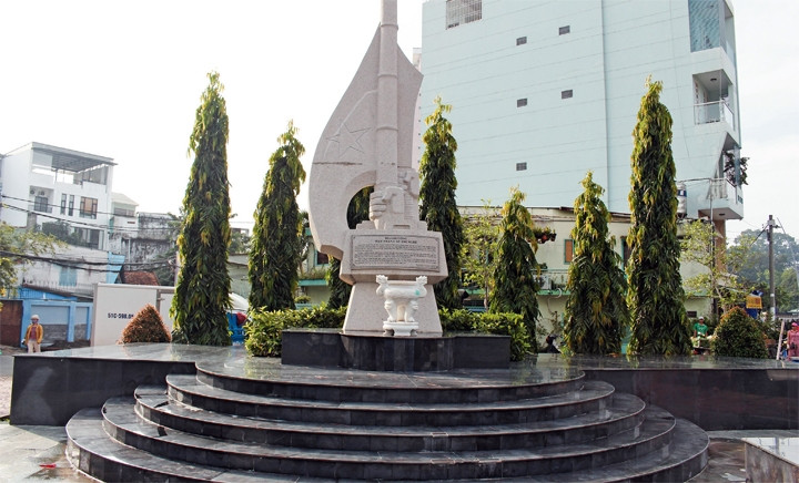 Công trình tưởng niệm chiến sĩ, đồng bào TP Hồ Chí Minh đã anh dũng hy sinh tại mặt trận cầu Thị Nghè tháng 9-1945.