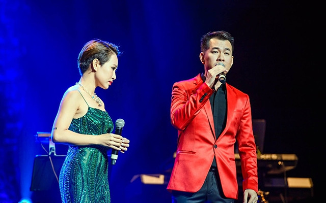 "Tôi thuộc về showbiz nhưng đứng ngoài showbiz".