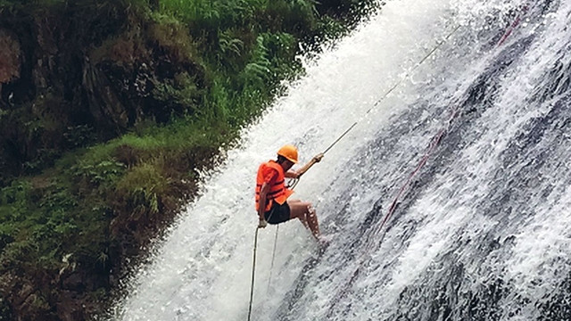 Tạm dừng du lịch mạo hiểm vượt thác Datanla