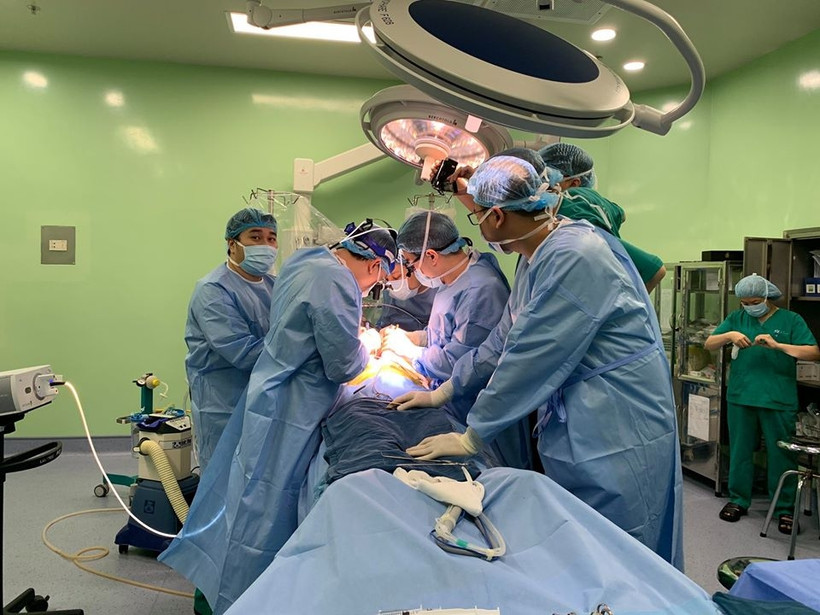 Các bác sĩ tiến hành ghép gan cho bệnh nhi.