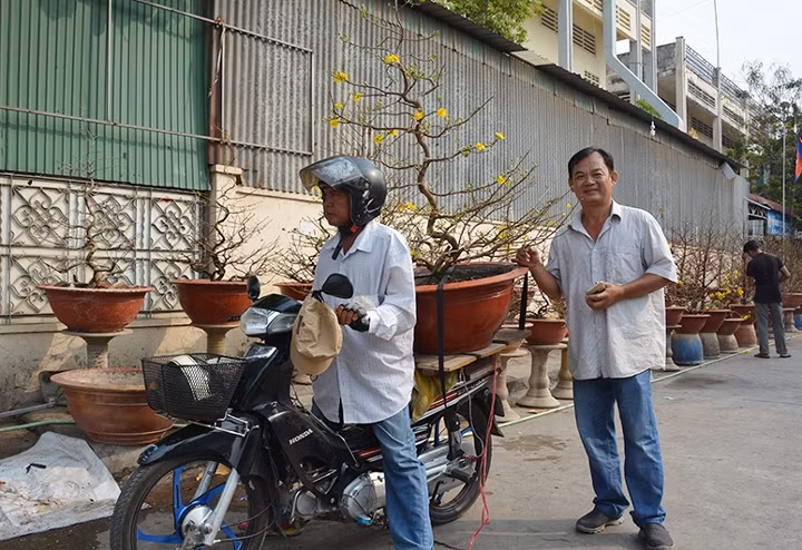 Anh Lim Kim Xoỏng giao mai cho khách mua.