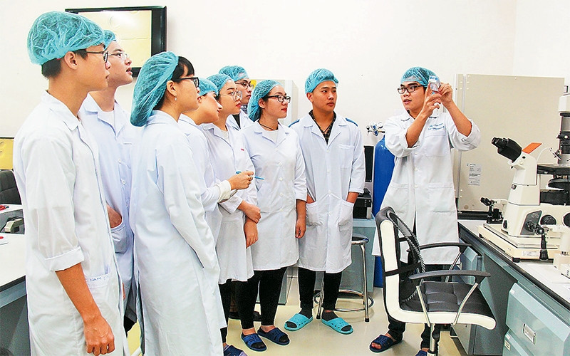 Sinh viên thực hành nghiên cứu khoa học tại Phòng thí nghiệm khoa học, Ðại học Quốc gia TP Hồ Chí Minh.