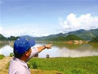 Trưởng Công an xã Thung Nai chỉ tay vào địa điểm một số <br>người dân đánh cá bằng mìn.