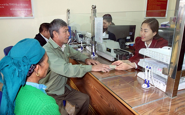 Người dân vay vốn tại Quỹ tín dụng nhân dân Nguyễn Huệ (phường Đông Phong, TP Lai Châu, tỉnh Lai Châu). Ảnh: TÙNG PHƯƠNG