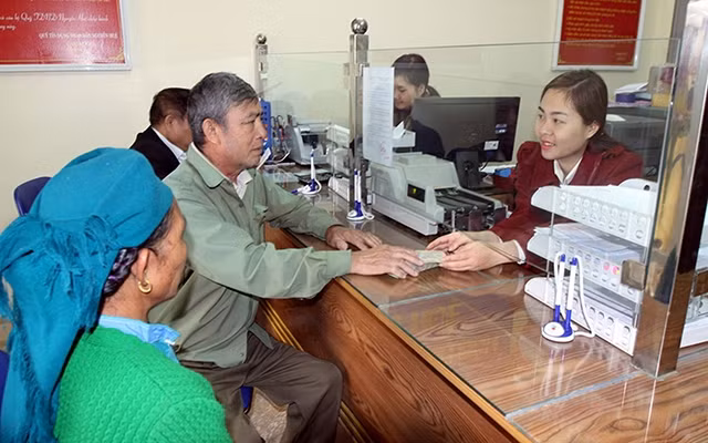 Người dân vay vốn tại Quỹ tín dụng nhân dân Nguyễn Huệ (phường Đông Phong, TP Lai Châu, tỉnh Lai Châu). Ảnh: TÙNG PHƯƠNG