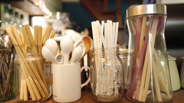 Nhiều quán cà-phê sử dụng ống hút bằng tre.