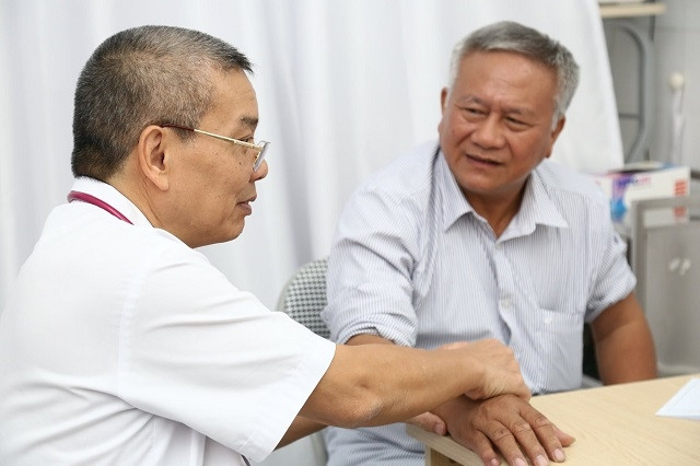 PGS, TS Nguyễn Hữu Ước, Giám đốc Trung tâm Tim mạch và Lồng ngực, Bệnh viện Hữu nghị Việt Đức khám và tư vấn cho người bệnh. 