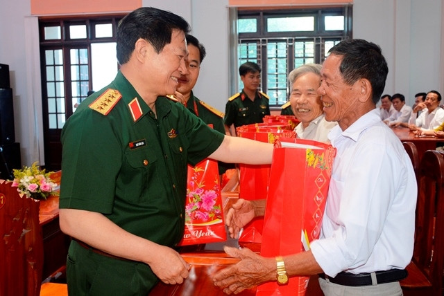 Bộ trưởng Quốc phòng Ngô Xuân Lịch tặng quà cho các gia đình chính sách trên địa bàn tỉnh Bình Phước.